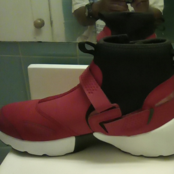 Shoes - Picture 7 of 8